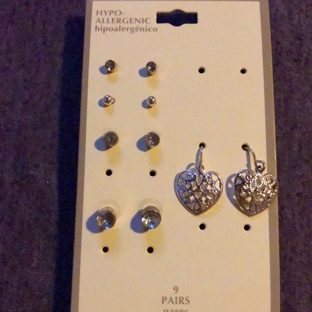 There are 5 pair of earrings that come with